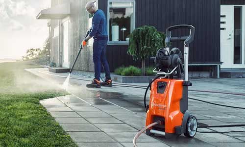 Erhöhen Sie die Vielseitigkeit und die Reinigungskraft mit einigen der vielen großartigen Zubehörteile für Husqvarna...