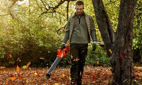Mit den Akku Blasgeräten von Husqvarna entfernen Sie schnell und unkompliziert Laub, Blätter und Schmutz.