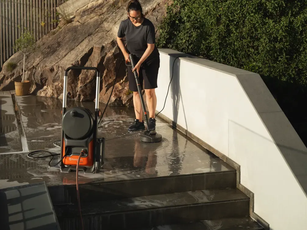 terrasse wird mit Hochdruckreiniger gereinigt