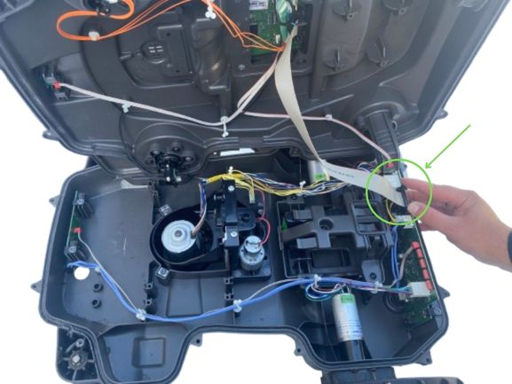 Stecker des Motors an der Platine lösen